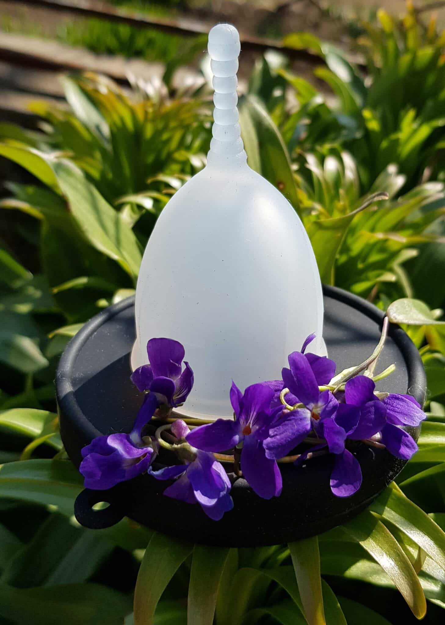 Cupa menstruală Femi.Eko® Lady in Black Cupa menstruala Femi.Eko® 2 scaled