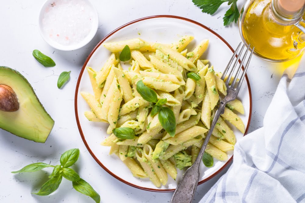  salata de paste cu avocado si pesto