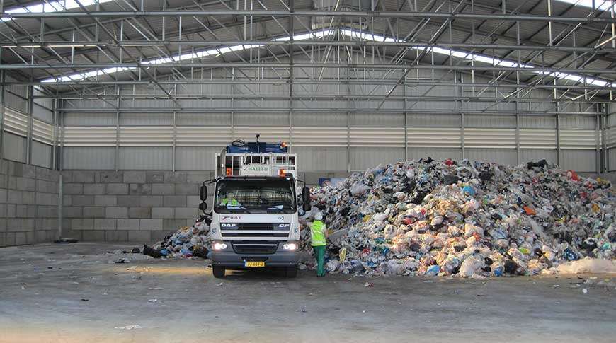 Viața fără metal - un coșmar! Lady in Black steel bulk storage industry buildings recycling