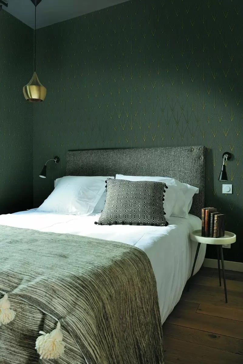 Tendințele pentru tapet decorativ în 2023 Lady in Black tapet geometric