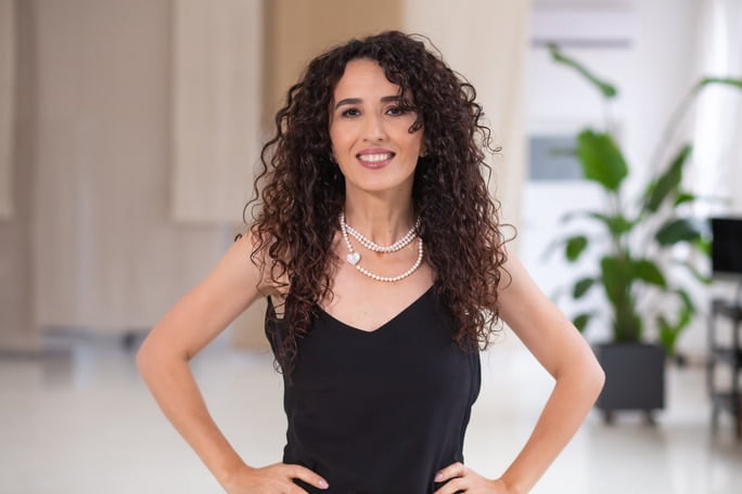 Anyoli - bijuterii pentru femei puternice Lady in Black Nadia Visan 2