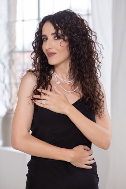 Anyoli - bijuterii pentru femei puternice Lady in Black Nadia Visan 4