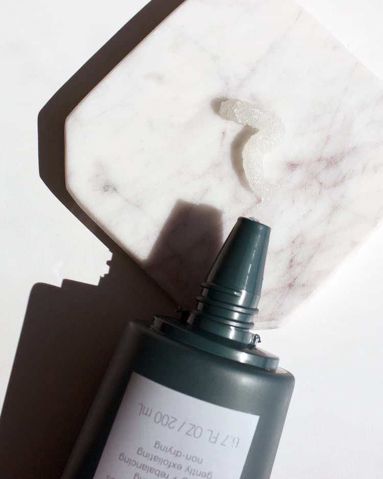 Îngrijirea părului: secretul unui scalp sănătos și a unui păr strălucitor Lady in Black Kristin Ess scrub scalp