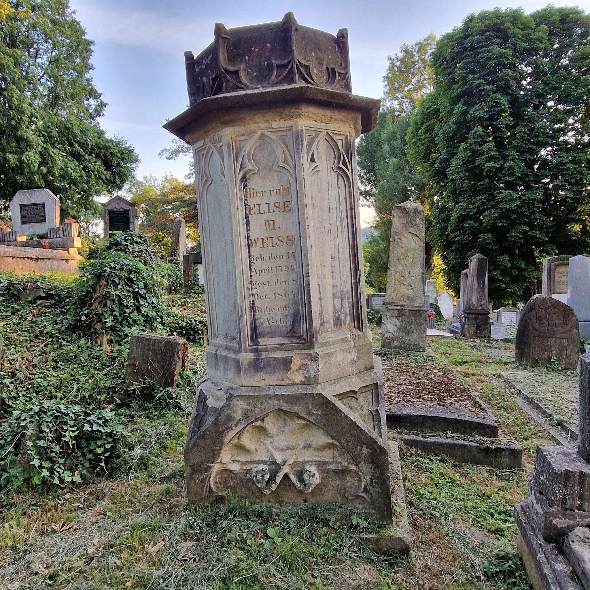 Călătorie la Sighișoara: locuri de vizitat și sfaturi utile Lady in Black Cimitirul evanghelic Sighisoara 11