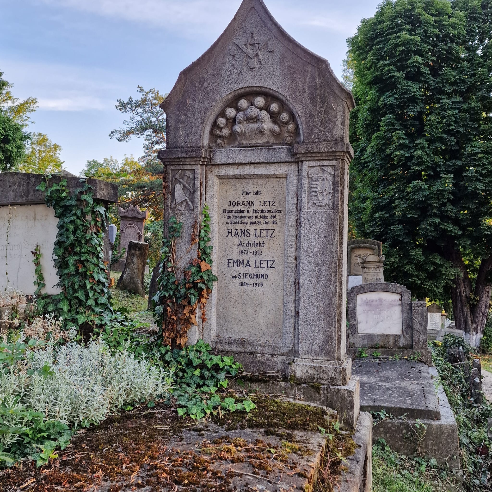 Călătorie la Sighișoara: locuri de vizitat și sfaturi utile Lady in Black Cimitirul evanghelic Sighisoara 12