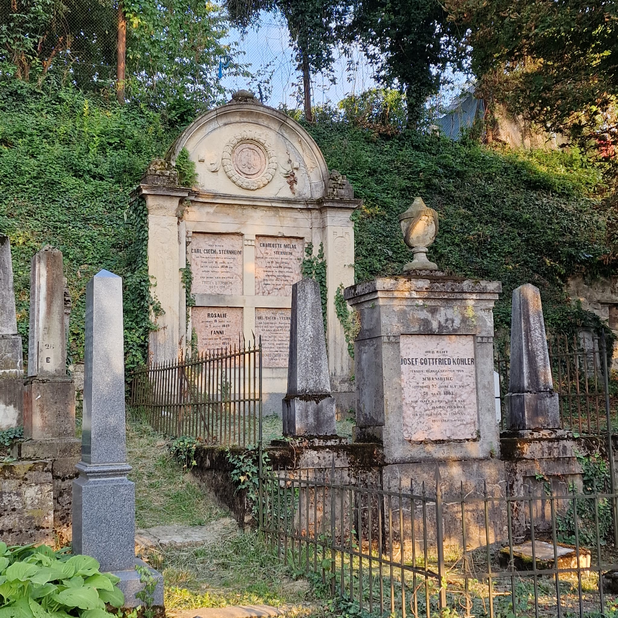 Călătorie la Sighișoara: locuri de vizitat și sfaturi utile Lady in Black Cimitirul evanghelic Sighisoara 13