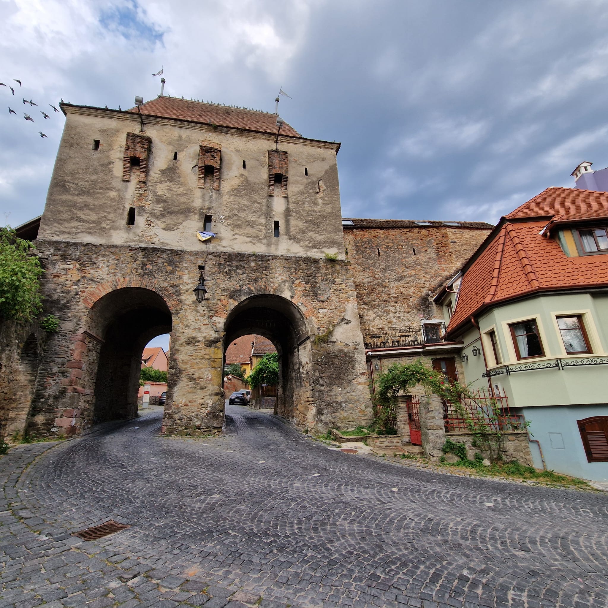 Călătorie la Sighișoara: locuri de vizitat și sfaturi utile Lady in Black Turnul Croitorilor sighisoara (1)