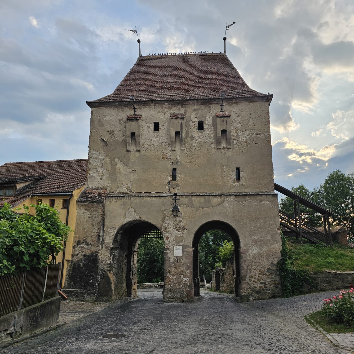 Călătorie la Sighișoara: locuri de vizitat și sfaturi utile Lady in Black Turnul Croitorilor sighisoara (2)