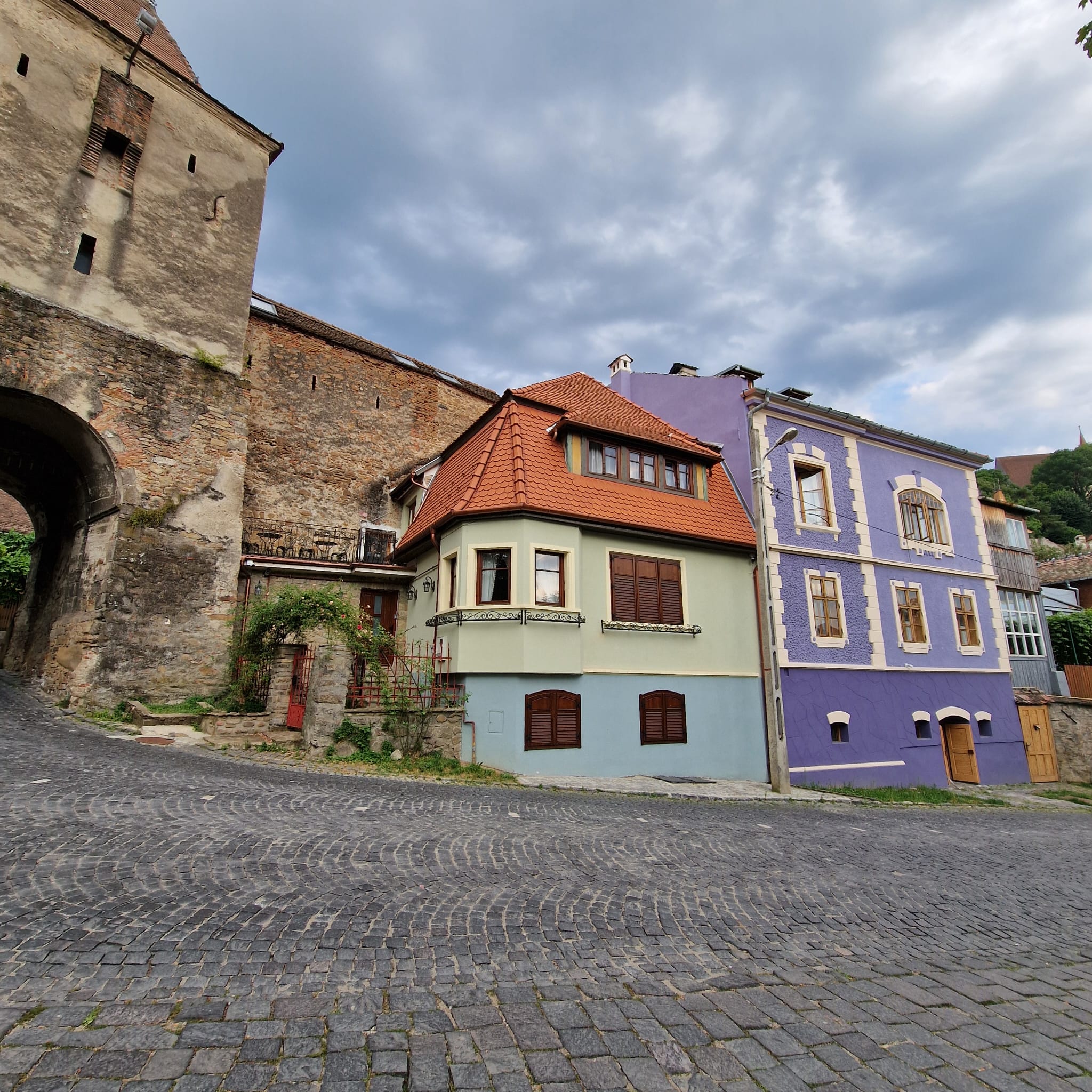 Călătorie la Sighișoara: locuri de vizitat și sfaturi utile Lady in Black Turnul Croitorilor sighisoara (3)