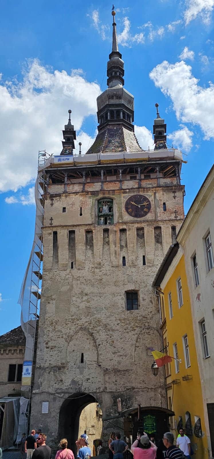 Călătorie la Sighișoara: locuri de vizitat și sfaturi utile Lady in Black Turnul cu ceas Sighisoara (2)