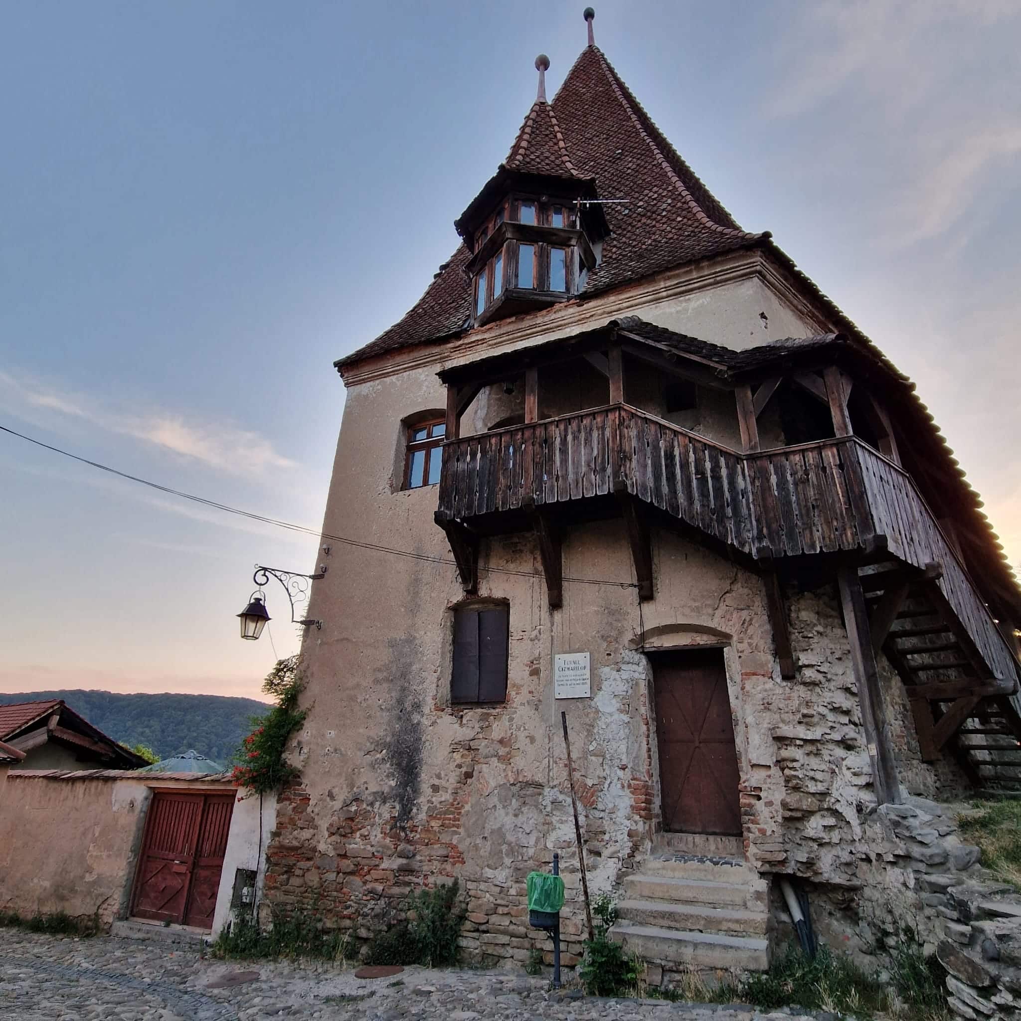 Călătorie la Sighișoara: locuri de vizitat și sfaturi utile Lady in Black turnul cizmarilor sighisoara (1)