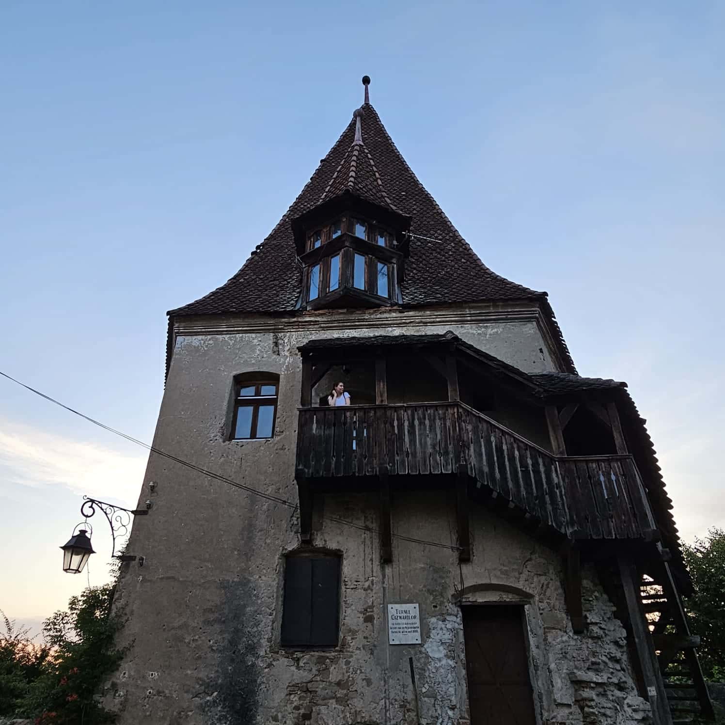 Călătorie la Sighișoara: locuri de vizitat și sfaturi utile Lady in Black turnul cizmarilor sighisoara (2)